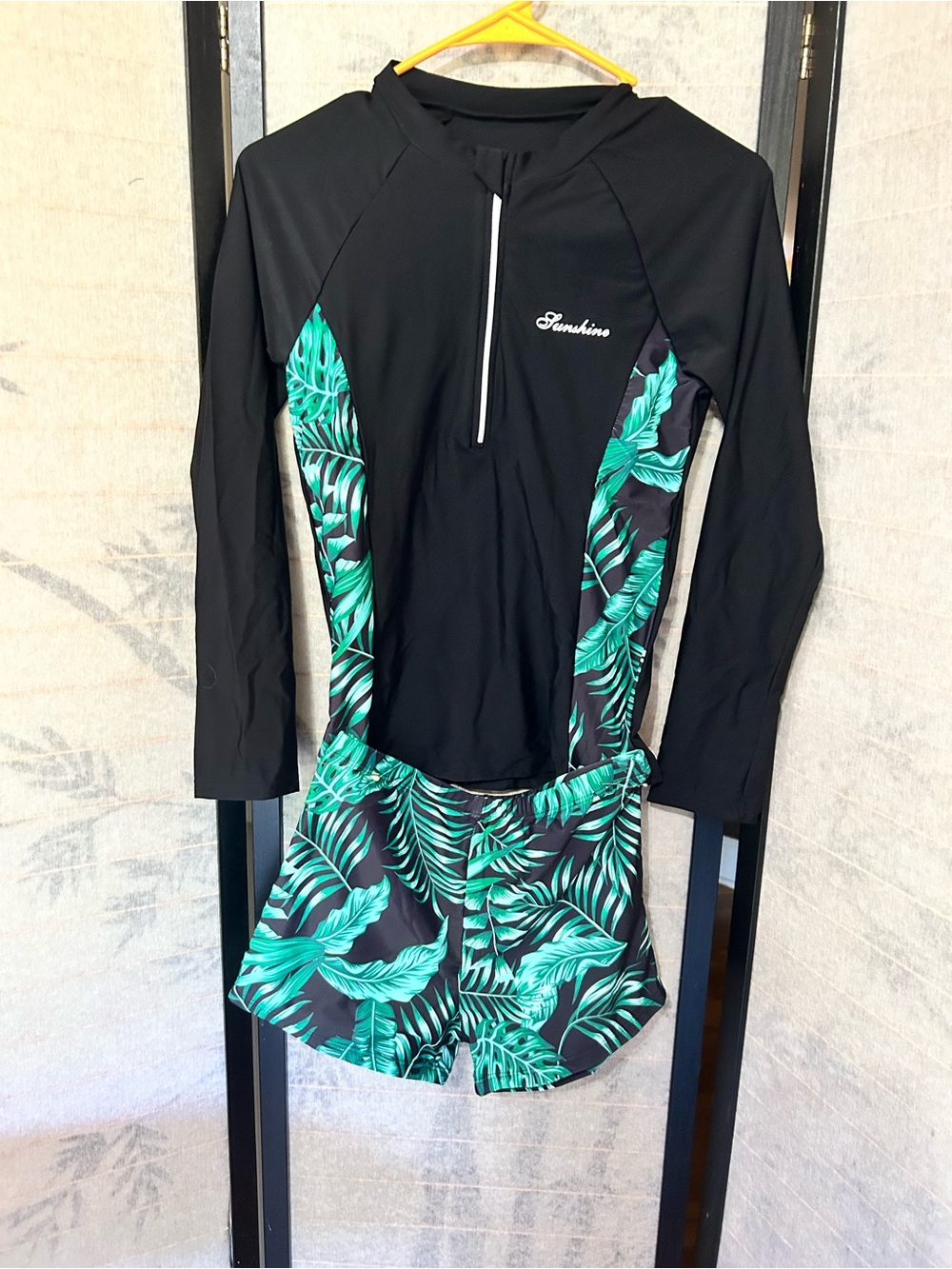 Girls Swimwear/ Beach Surfwear Black Rash Guard & Green Tropical Swim Shorts NEW